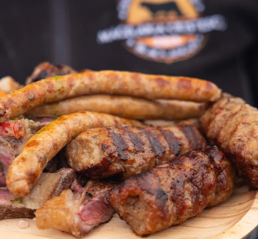 Mici, cârnați și marinate